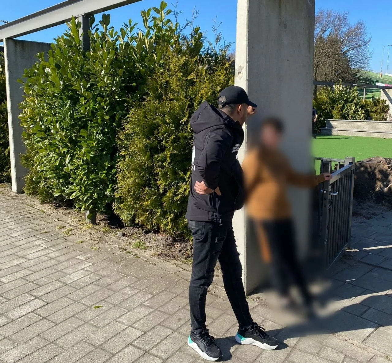 Buddy spreekt laagdrempelig met een leerling op school